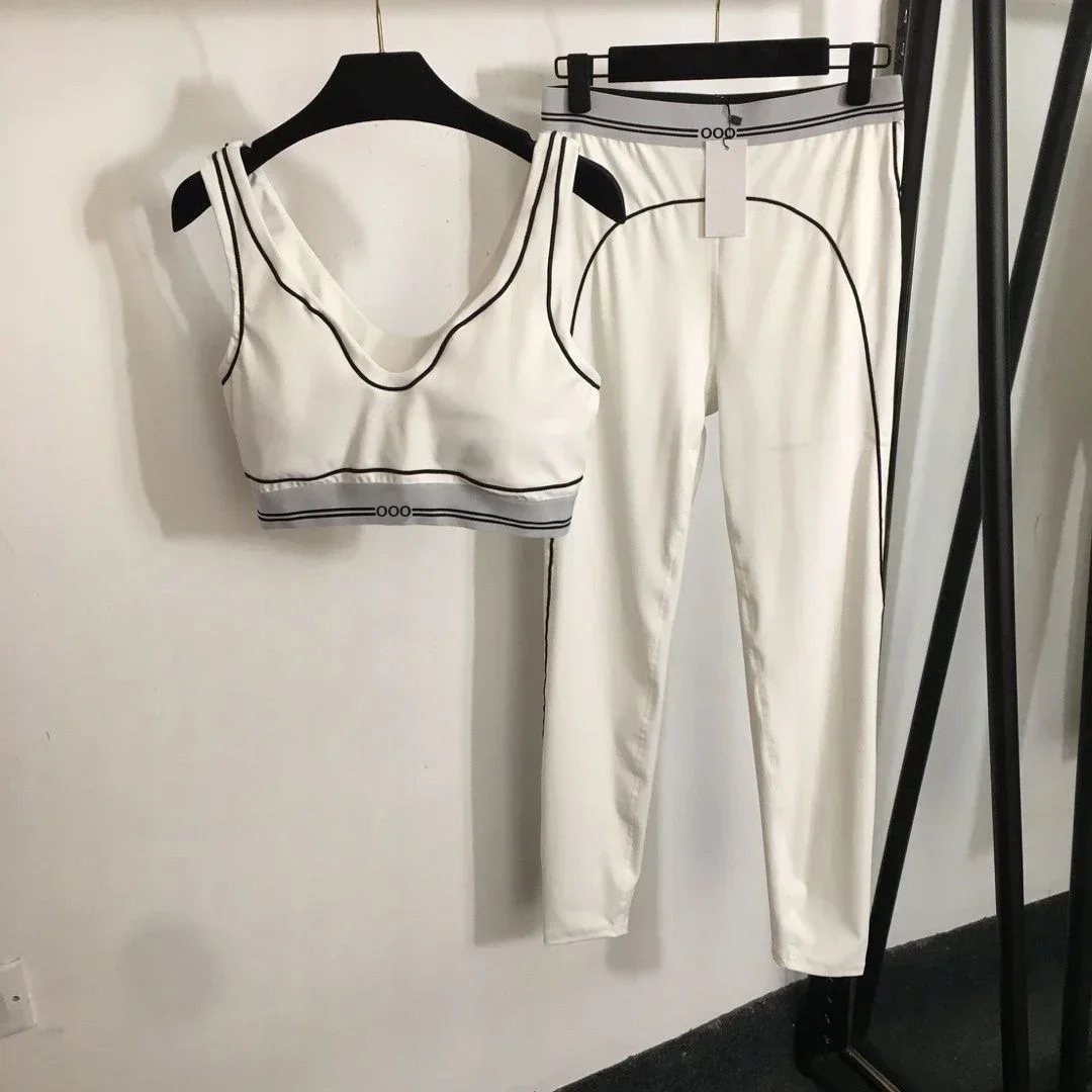 Tanktop en broek, tweedelig ad - Pilates In Yoga Pants recensie en prijs